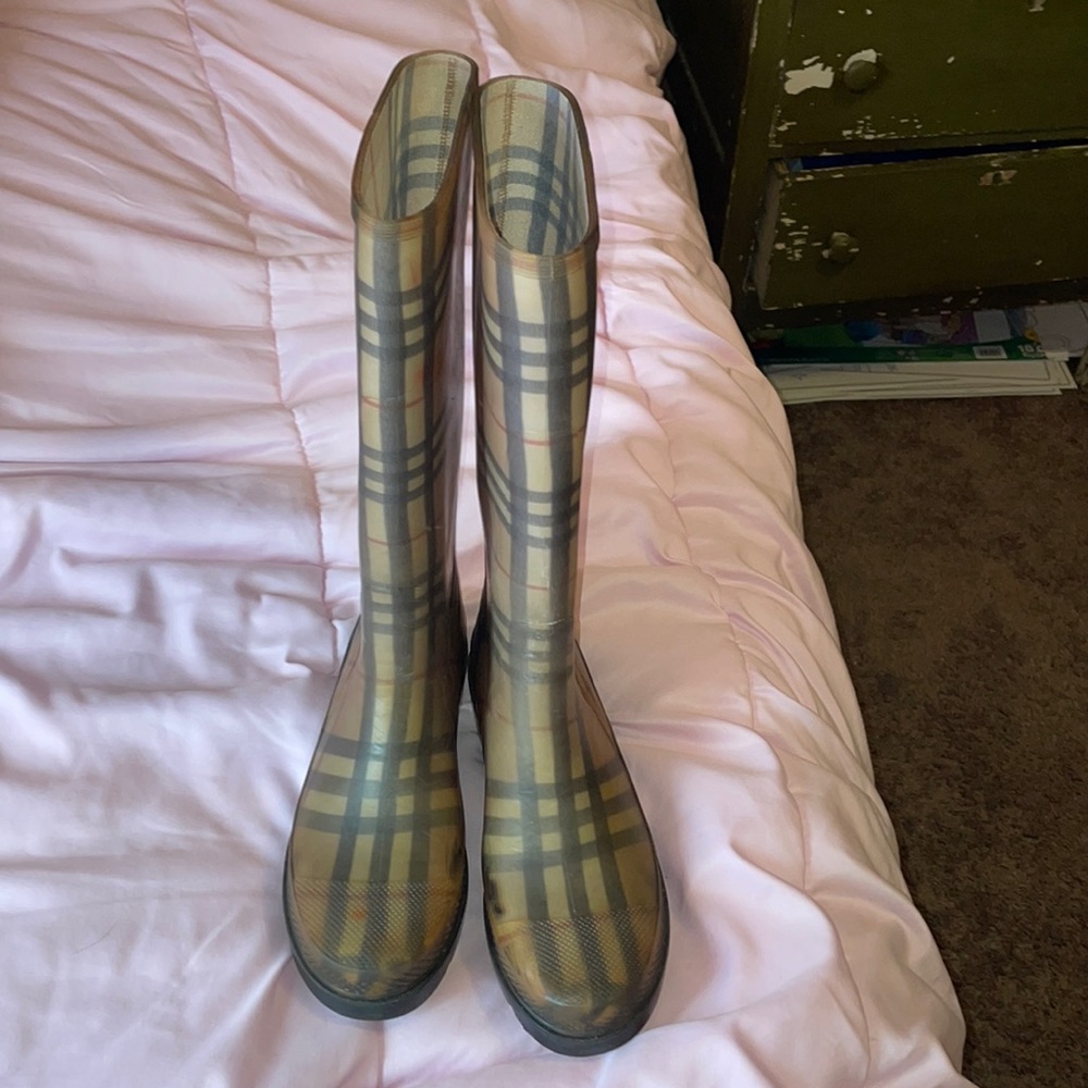 Authentic Burberry used rain boots. These are perfect for Spring season!